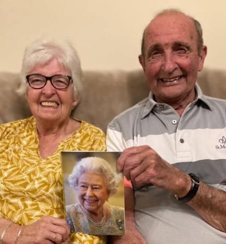 Diamond anniversary couple with a message from the Queen.