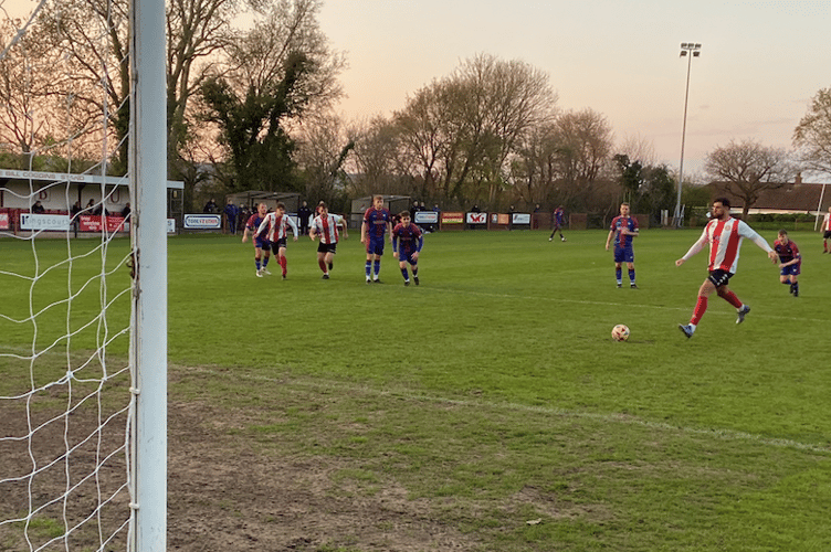 Torpoint Athletic made the long mid week trip to Bristol to play Cadbury Heath on Wednesday night at Springfield and came back the victors against the bottom club who are battling for survival in the Western Premier Division. The match was a battle throughout, but the visitors came out on top for their fifth straight win on the trot and are now undefeated in seven to consolidate a mid-table position in their first season at step 5.