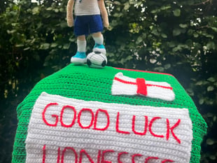 Anonymous knitter shows their support for England's Lionesses 