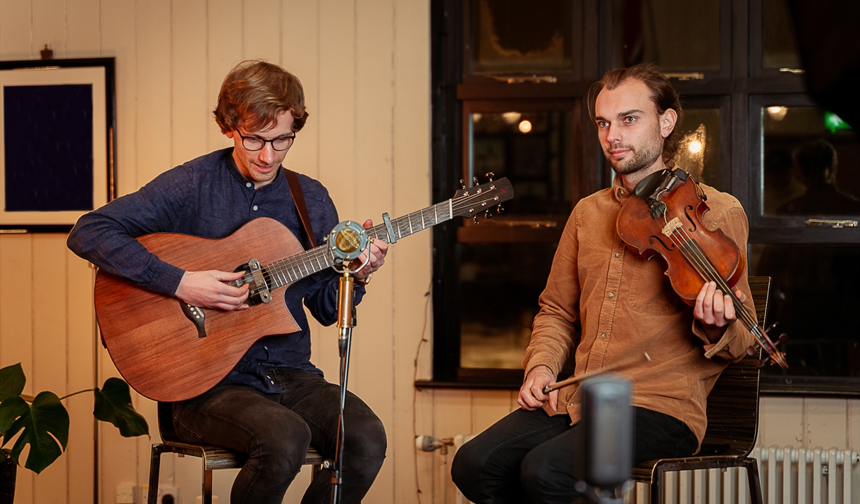 Liskeard theatre to welcome contemporary folk duo