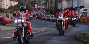 Watch as hundreds of Santas on motorbikes ride through Saltash 