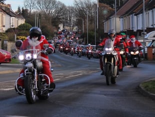 Watch as hundreds of Santas on motorbikes ride through Saltash 
