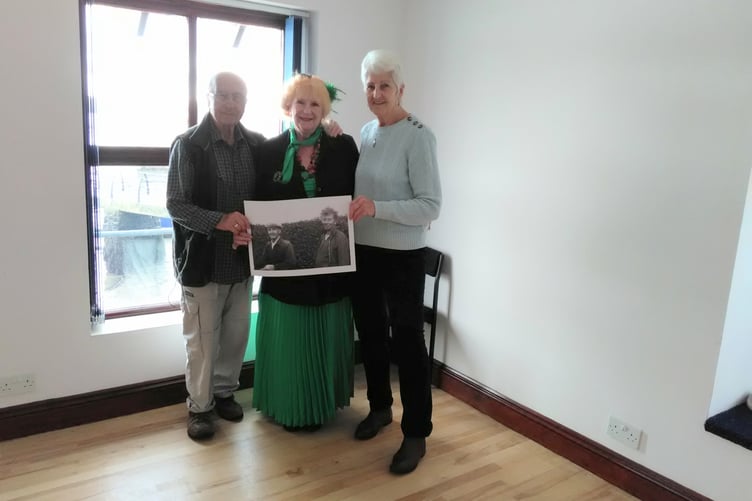 John and Sue Hooper with Margaret Gudonis (granddaughter of Billy Rawlings). The photo depicts Billy Rawlings and Rowena Cade