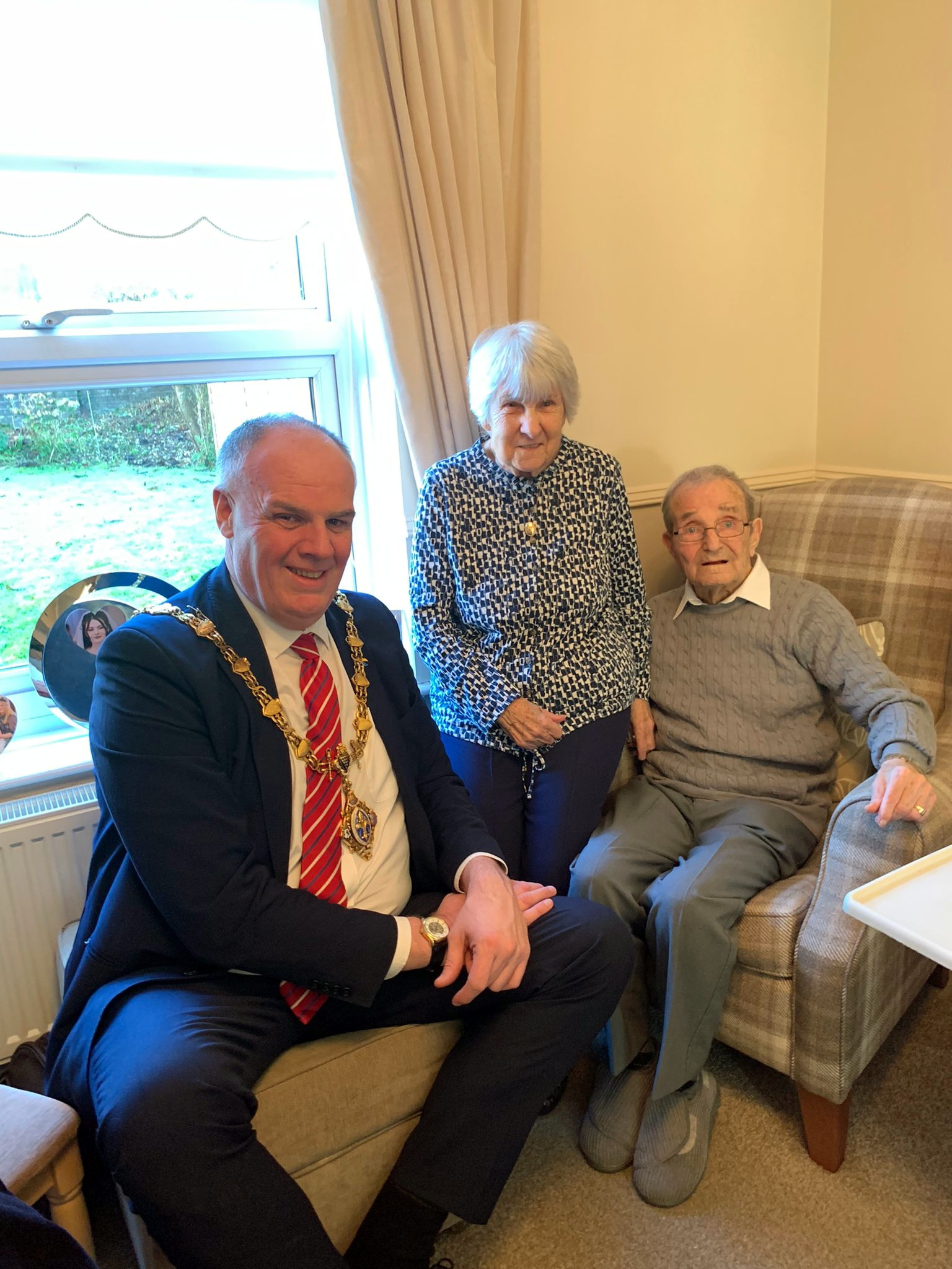 Liskeard mayor helps couple celebrate platinum anniversary