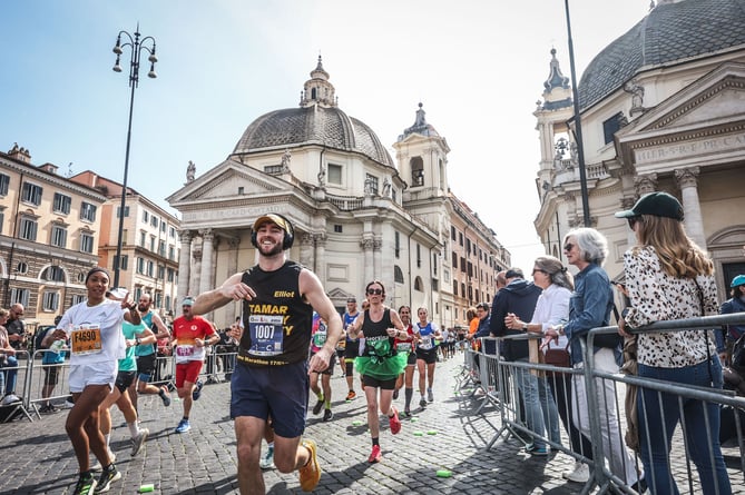 Runners past a number of iconic Italian monuments 