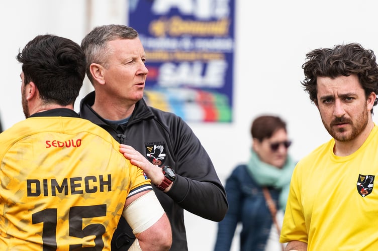 Cornwall RLFC head coach Mike Abbott (centre).