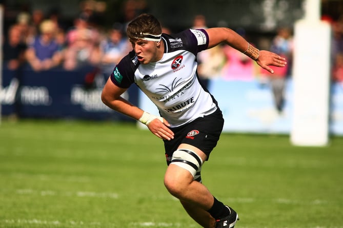 Steele Barker in action for Cornish Pirates at Bedford Blues.