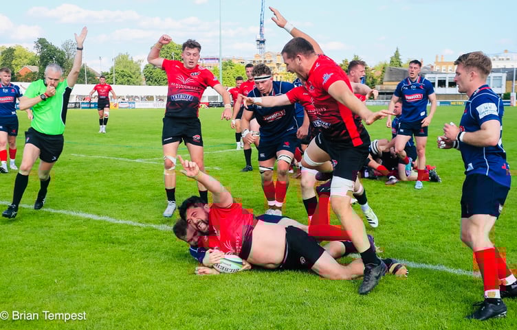 Cornish Pirates prop Marlen Walker touches down on his final appearance.