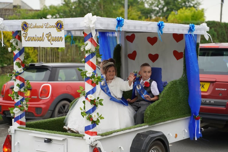 Last year's Carnival Queen gives the crowds a wave