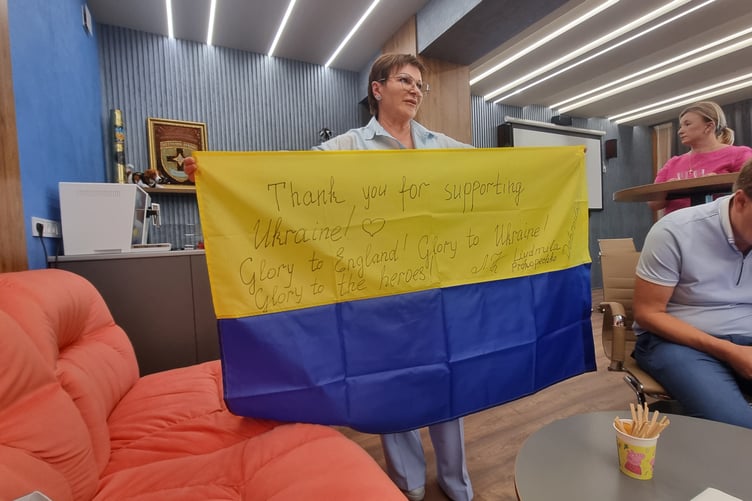 The Mayor of Dobroslav, Luidmila Prokopechko, with a message of thanks on the Ukrainian flag.