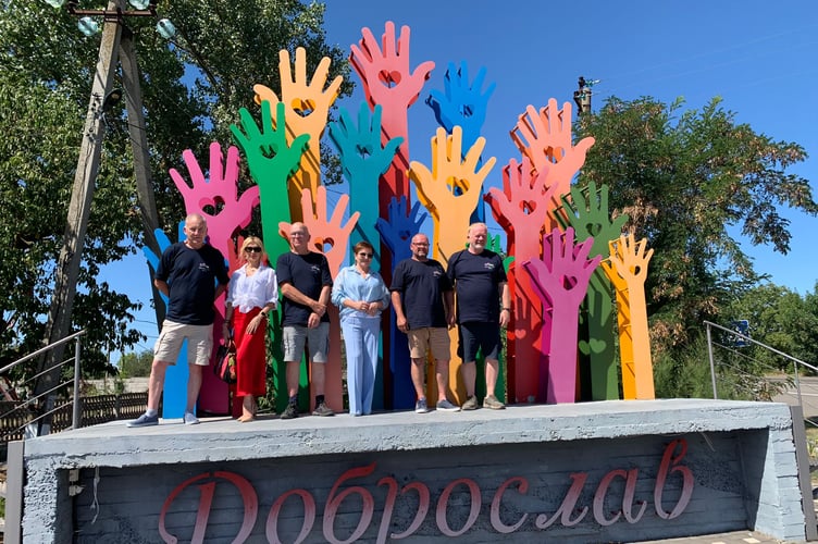 Mark Kendall, Tatyana the main contact for the volunteers, Andy French, the Mayor, Tim Johnson and Kim Campbell at the Dobroslav sculpture.