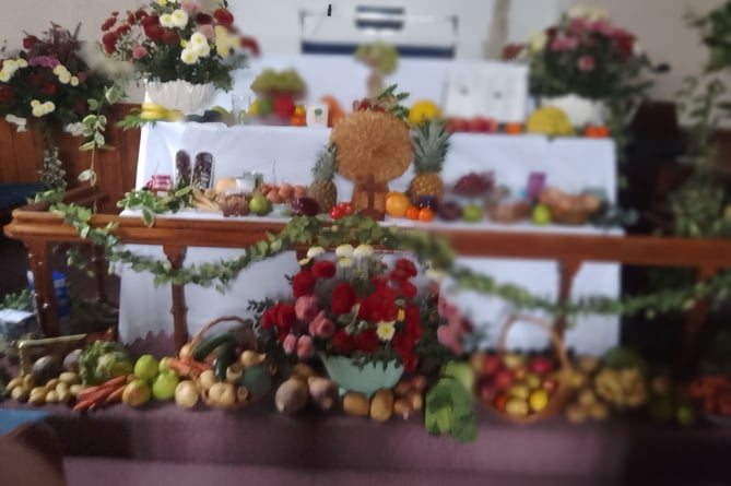 Les décorations de récolte de la chapelle de Bealbury magnifiquement présentées