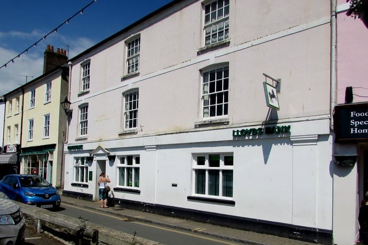 The former Lloyds bank branch in Looe (Picture: Jaggery/Geograph)