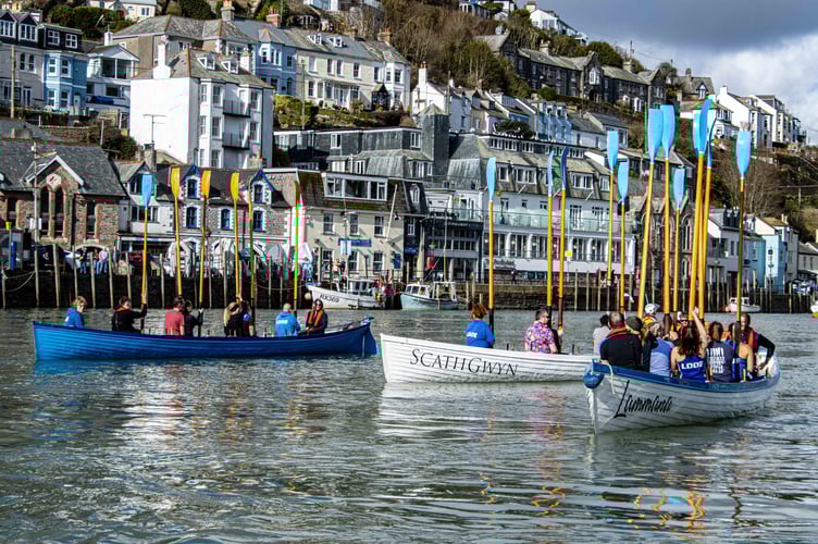 A salute to the crowd on the quayside in Looe who have gathered to welcome back gig rowers Oars of Thunder after their winning Atlantic row. (Picture: RNLI Looe)