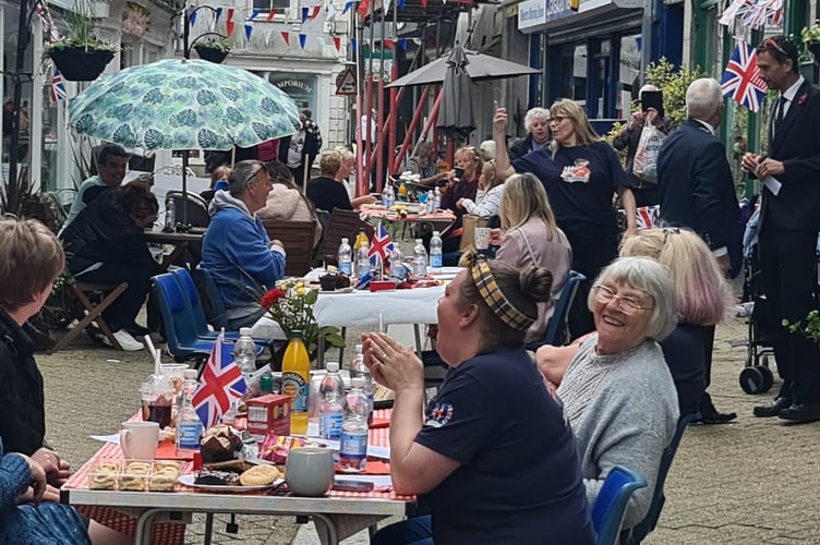 The street party in Liskeard saw locals and visitors come together to enjoy a picnic. (Picture: Chris Sutton)