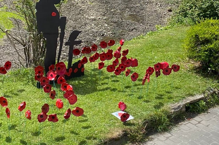 At the heart of the celebration was a striking tribute: 80 hand-crafted poppies spelling out “VE” in front of the village’s “Tommy” silhouette, made by Keith Rawlings using recycled 45 rpm vinyl records