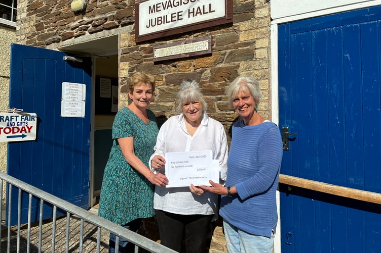 The Mevagissey Entertainers have given £600 to the Jubilee Hall.