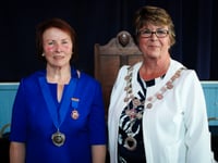 Former mayor takes office again, two decades after first term
