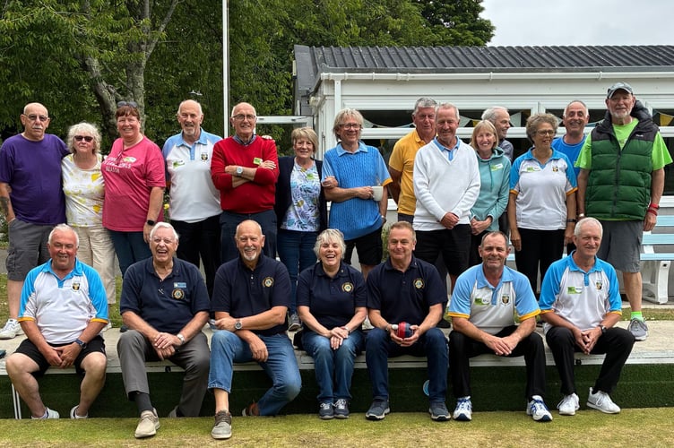 Members of the Torpoint Bowling Club along with Torpoint and Rame Lions Club President Lion Steve Murray and fellow Lions Richard Pymm, Julie Morris and Steve Morris