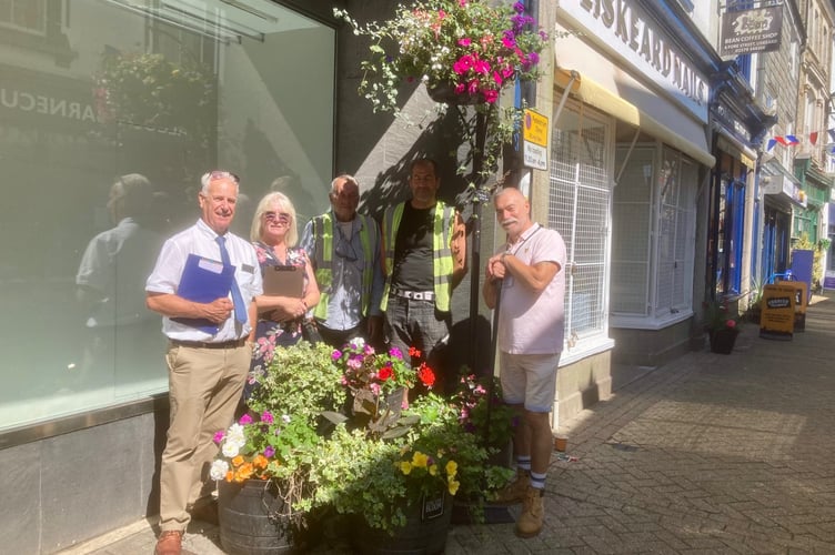 Judges Bob Ollier and Barbara Hannan, alongside John Crumpton, John Enwright and John Hesketh from Liskeard in Bloom