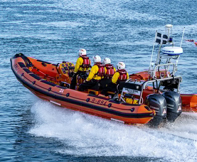 RNLI volunteers rescue trio in sinking kayak