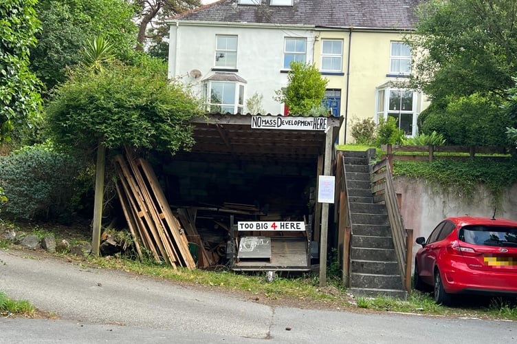 Residents of Par make their feelings known.