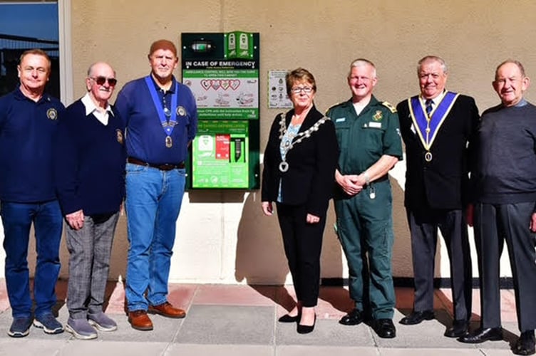 Lion Steve Morris, Lion Dave Rosson, Lion President Steve Murray, Town Mayor Cllr Julie Martin, Rob White (CFR & Director of ESP Training & Consultancy), WBRO Colin Prideaux (Masons) and Brian Jones (CFR Team Leader)