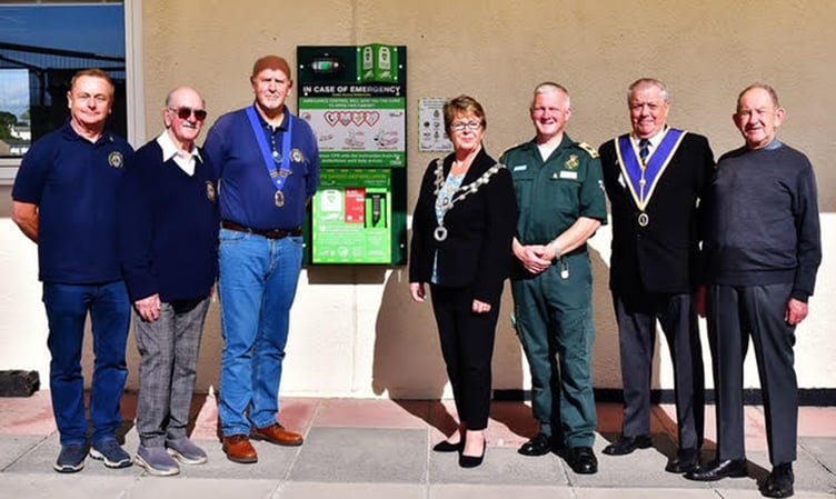 Lion Steve Morris, Lion Dave Rosson, Lion President Steve Murray, Town Mayor Cllr Julie Martin, Rob White (CFR & Director of ESP Training & Consultancy), WBRO Colin Prideaux (Masons) and Brian Jones (CFR Team Leader)