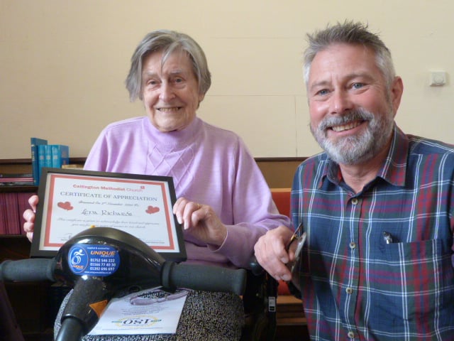 Rev Tim Wilkinson presents a special certificate of appreciation to Lena Richards who has faithfully served Callington Methodist Church for 58 years
