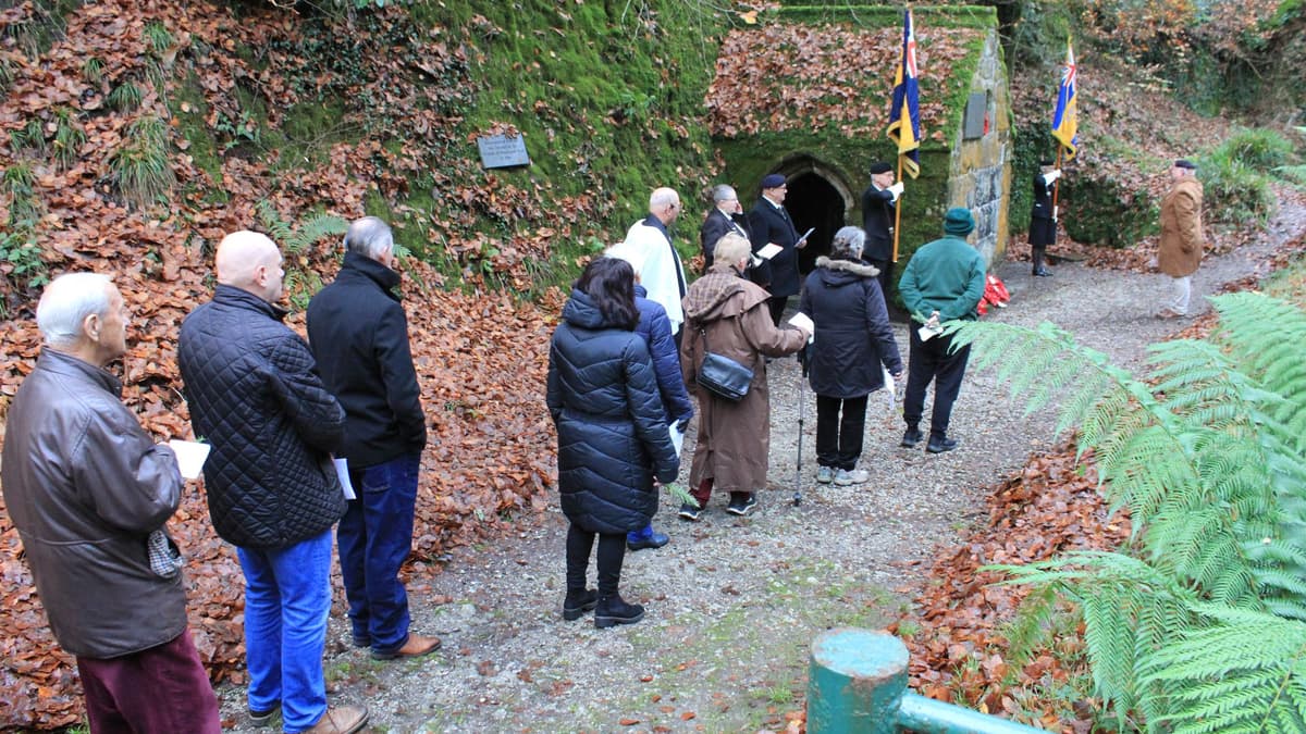 Memorial service takes place at holy well in St Austell | cornish-times