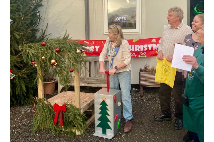 Fern Britton turns on the Christmas lights at St Dominick Community Shop