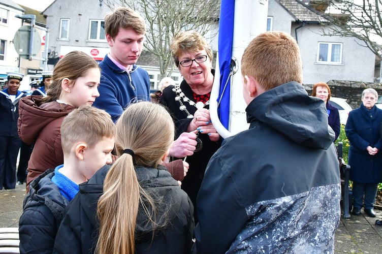 The moment of raising the flag was led by Town Mayor Councillor Julie Martin, supported by students Arthur, Maggie, Nancy, Ellis and Ashley