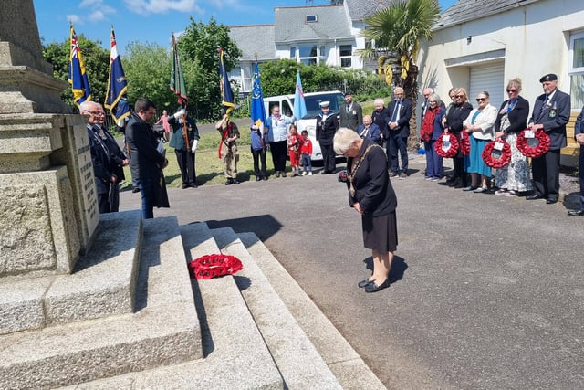 Mayor leads VE Day tributes at Liskeard war memorial