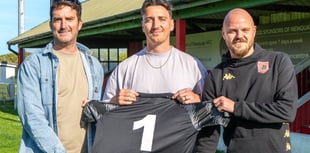 Peppermints hand gloves to Semmens following Cole exit