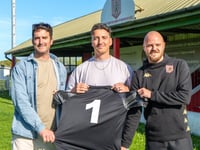 Peppermints hand gloves to Semmens following Cole exit