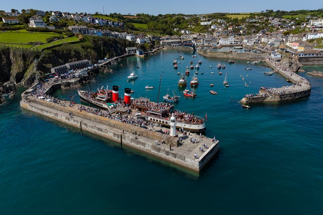 Crowds flock to see iconic paddle steamer