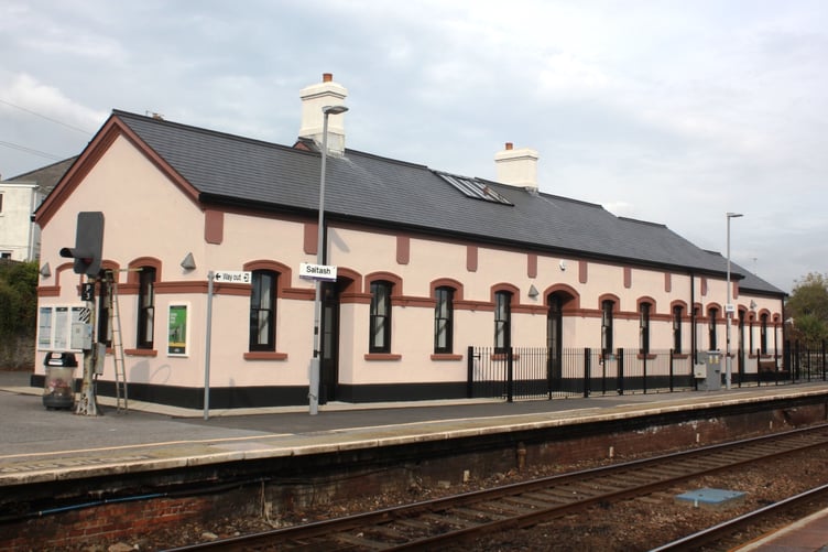 Town councillors in Saltash have agreed to continue exploring options for providing sun cover for customers at the Trackside Café in Isambard House