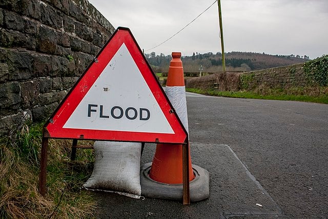 Flood alert issued along Cornish coastline ahead of high tide